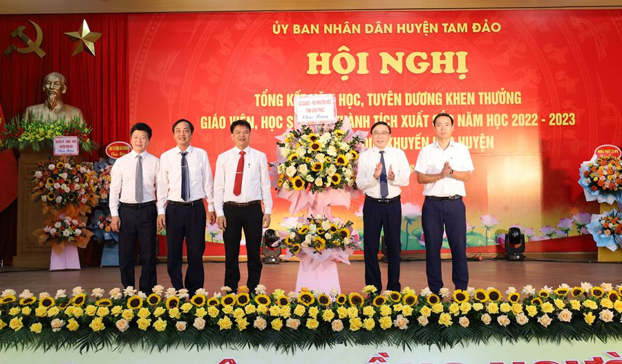 Lãnh đạo Sở GD&ĐT Vĩnh Phúc tặng hoa chúc mừng Phòng GD&ĐT Tam Đảo. Lãnh đạo Sở GD&ĐT Vĩnh Phúc tặng hoa chúc mừng Phòng GD&ĐT Tam Đảo.