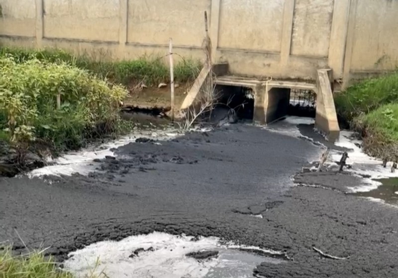 Cống xả thải có nhiều chất bẩn kết váng màu đen, bốc mùi hôi thối.