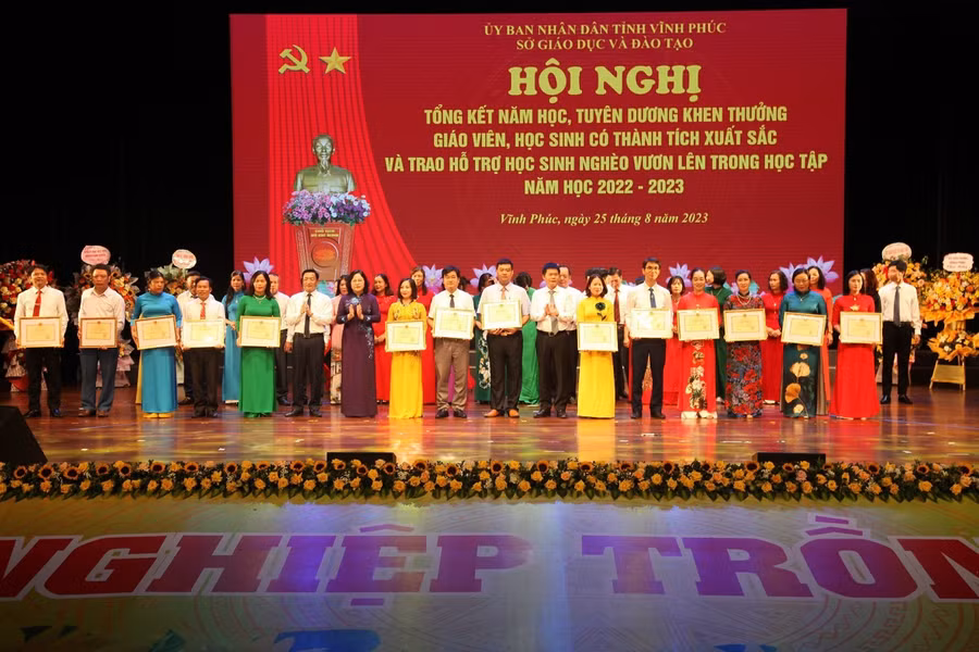 Thứ trưởng Ngô Thị Minh và lãnh đạo tỉnh Vĩnh Phúc khen thưởng giáo viên có thành tích xuất sắc.