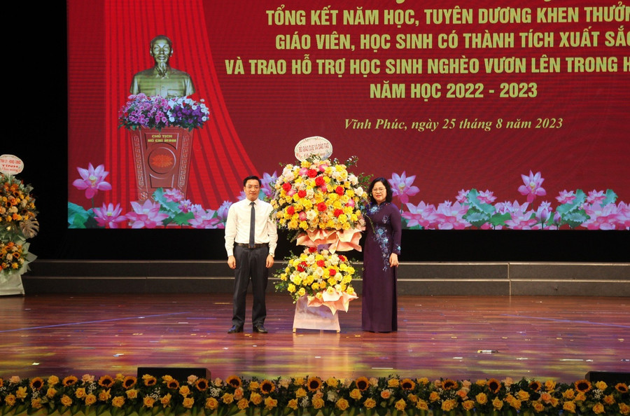 Thứ trưởng Ngô Thị Minh tặng hoa chúc mừng ngành Giáo dục Vĩnh Phúc.