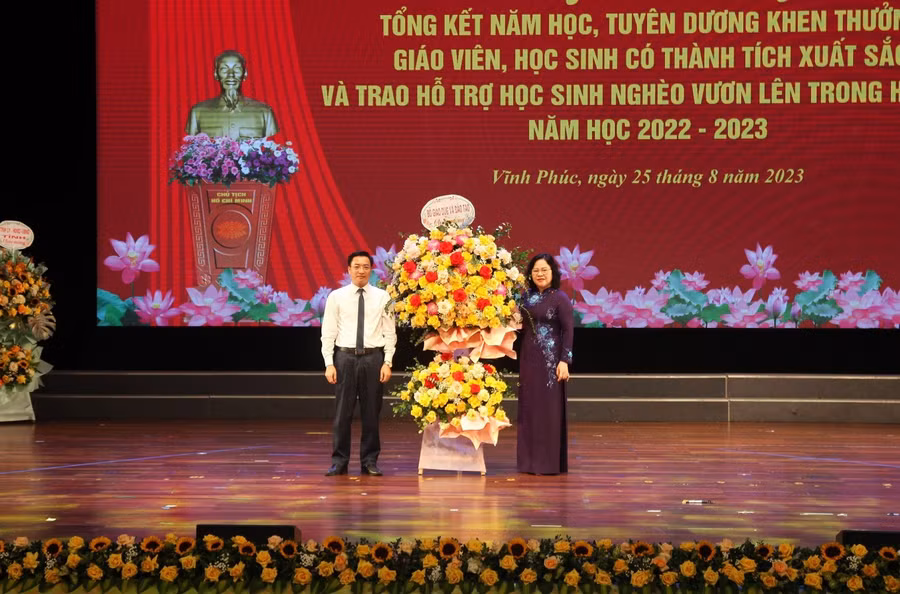 Thứ trưởng Ngô Thị Minh tặng hoa chúc mừng ngành Giáo dục Vĩnh Phúc.