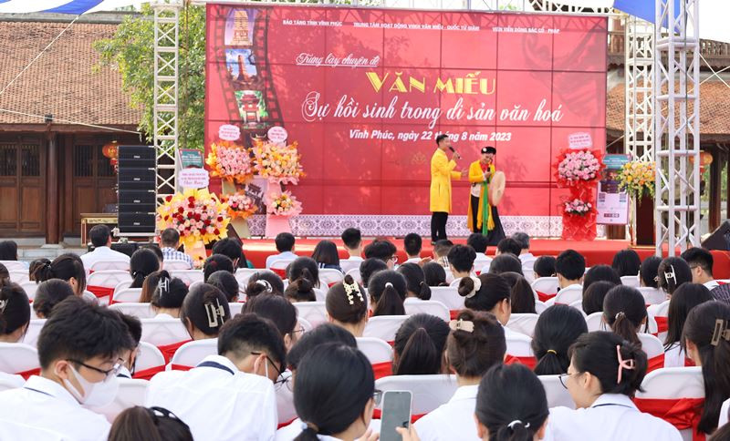 Ngoài việc tham quan trưng bày, đại biểu và học sinh còn được thưởng thức các tiết mục nghệ thuật độc đáo. Ngoài việc tham quan trưng bày, đại biểu và học sinh còn được thưởng thức các tiết mục nghệ thuật độc đáo.