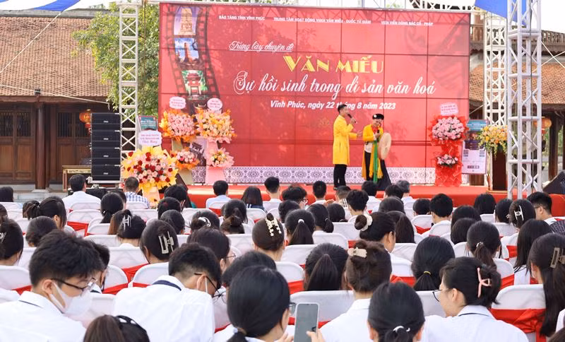 Ngoài việc tham quan trưng bày, đại biểu và học sinh còn được thưởng thức các tiết mục nghệ thuật độc đáo.