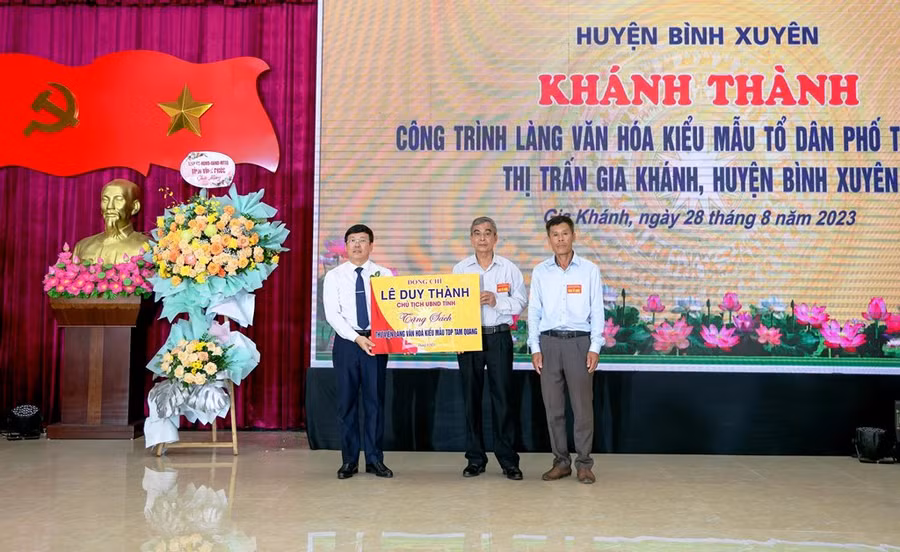 Chủ tịch UBND tỉnh Vĩnh Phúc Lê Duy Thành trao tặng sách cho thư viện TDP Tam Quang.