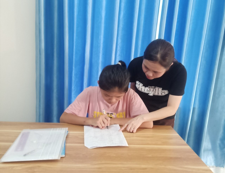 Cô Gái mong muốn học sinh ở Đạo Trù ngoài nói tốt tiếng Sán Dìu, tiếng phổ thông, sẽ nói tốt Tiếng Anh.