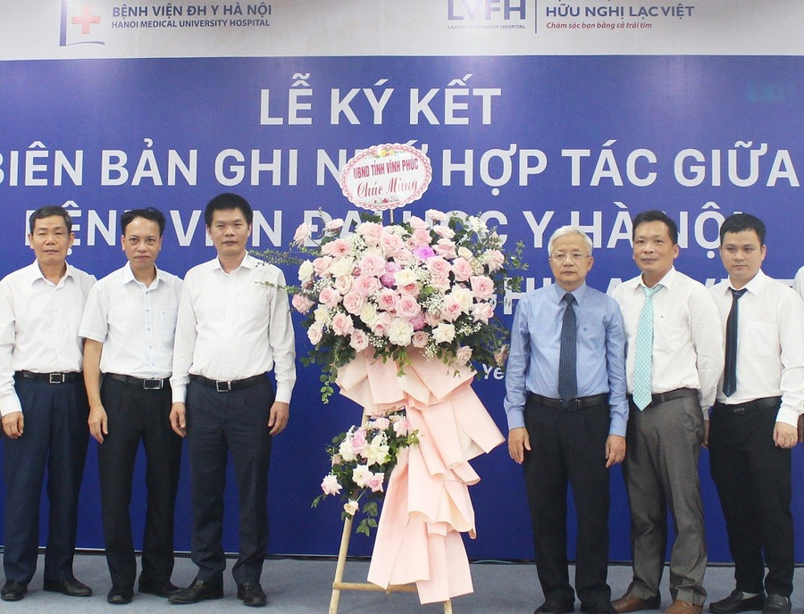 Ông Nguyễn Văn Khước Phó Chủ tịch UBND tỉnh Vĩnh Phúc (thứ 3 từ trái qua) tặng hoa chúc mừng BV Hữu Nghị Lạc Việt. Ông Nguyễn Văn Khước Phó Chủ tịch UBND tỉnh Vĩnh Phúc (thứ 3 từ trái qua) tặng hoa chúc mừng BV Hữu Nghị Lạc Việt.