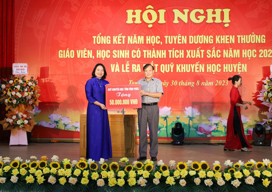 Bà Vũ Thị Bích Ngọc tiếp nhận số tiền ủng hộ Quỹ khuyến học huyện Tam Đảo. Bà Vũ Thị Bích Ngọc tiếp nhận số tiền ủng hộ Quỹ khuyến học huyện Tam Đảo.
