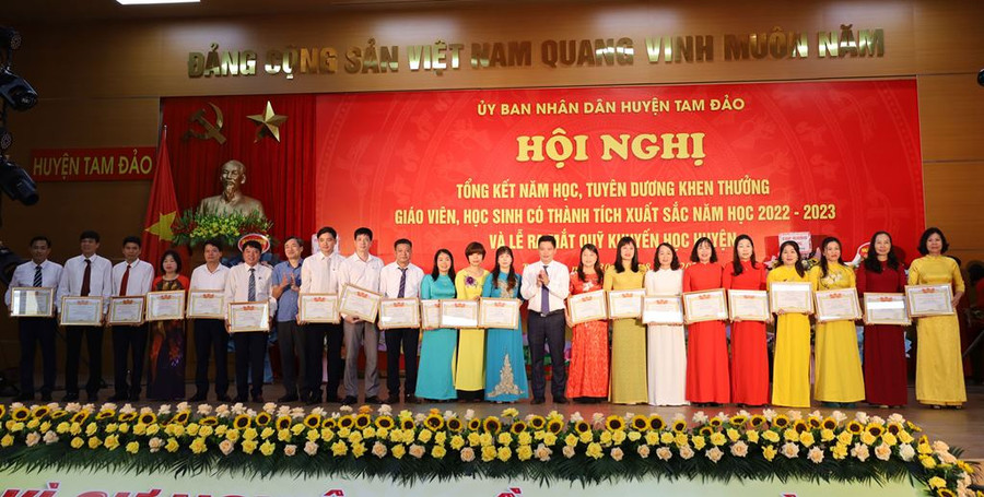 Lãnh đạo huyện Tam Đảo khen thưởng giáo viên có thành tích xuất sắc trong năm học 2022-2023.