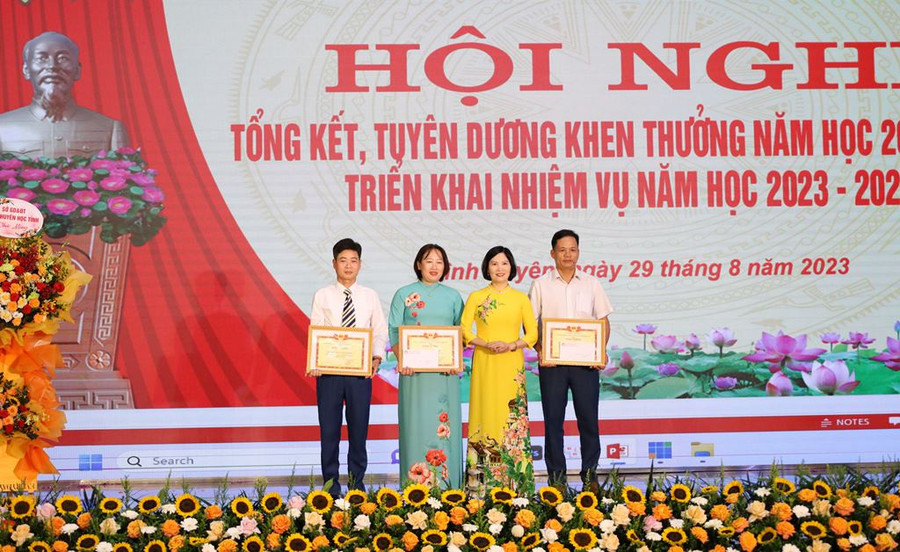 Bà Nguyễn Thị Thu Hường – Trưởng Phòng GD&ĐT khen thưởng 3 nhà trường có thành tích xuất sắc. Bà Nguyễn Thị Thu Hường – Trưởng Phòng GD&ĐT khen thưởng 3 nhà trường có thành tích xuất sắc.