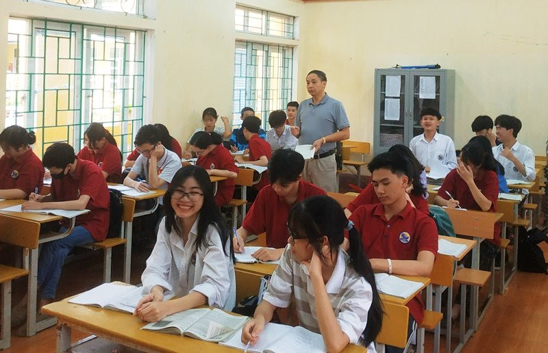 Giờ ôn tập Ngữ văn của thầy giáo Nguyễn Văn Lự và học sinh Trường THPT Vĩnh Yên (Vĩnh Phúc). Ảnh tư liệu