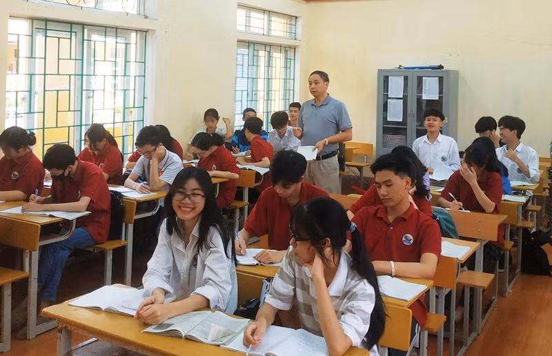 Giờ ôn tập Ngữ văn của thầy giáo Nguyễn Văn Lự và học sinh Trường THPT Vĩnh Yên (Vĩnh Phúc). Ảnh tư liệu