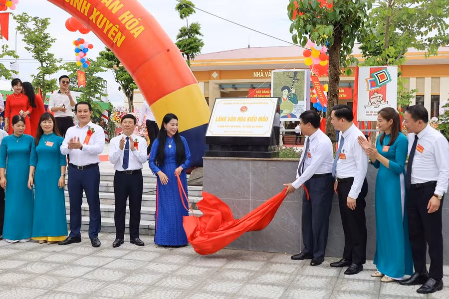 Bí thư Tỉnh ủy Vĩnh Phúc Hoàng Thị Thúy Lan và lãnh đạo huyện Bình Xuyên thực hiện nghi thức gắn biển Làng văn hóa kiểu mẫu TDP Tam Quang.