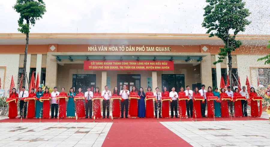 Đại biểu cắt băng khánh thành Làng văn hóa kiểu mẫu TDP Tam Quang. Đại biểu cắt băng khánh thành Làng văn hóa kiểu mẫu TDP Tam Quang.