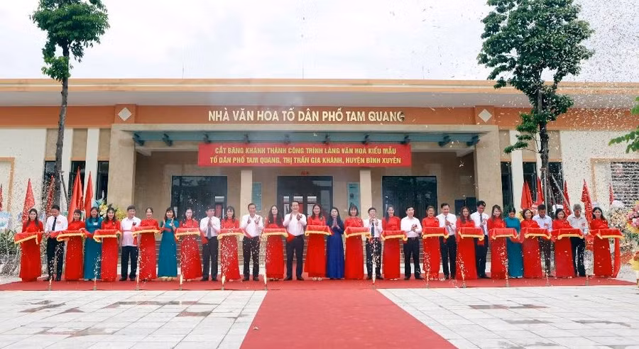 Đại biểu cắt băng khánh thành Làng văn hóa kiểu mẫu TDP Tam Quang.