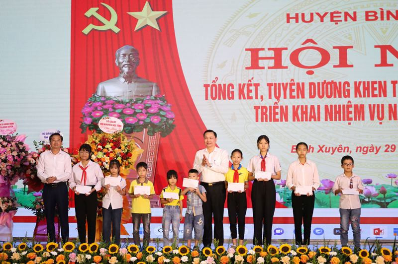 Lãnh đạo huyện Bình Xuyên khen thưởng học sinh có hoàn cảnh khó khăn vươn lên trong học tập. Lãnh đạo huyện Bình Xuyên khen thưởng học sinh có hoàn cảnh khó khăn vươn lên trong học tập.