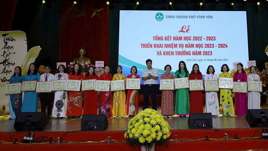 Lãnh đạo thành phố trao Giấy khen và dnah hiệu thi đua cho 16 đơn vị có thành tích trong năm học 2022-2023.