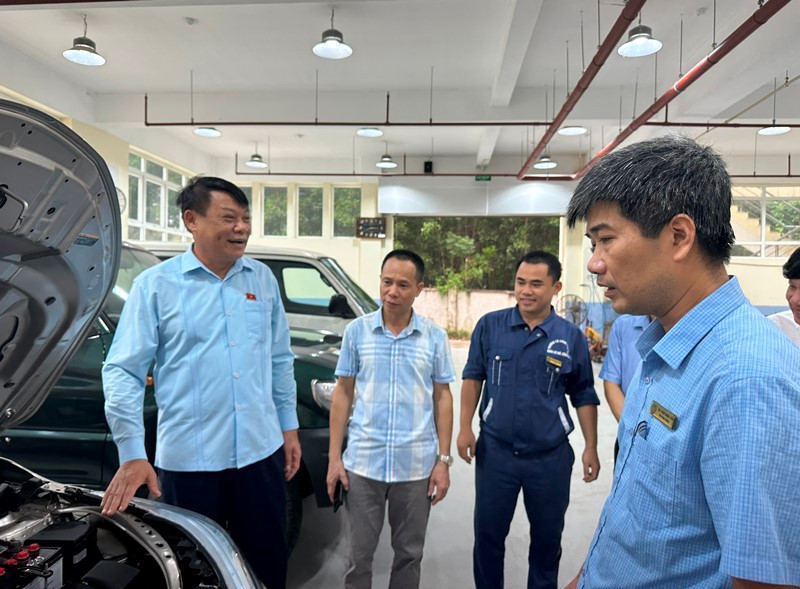 Đoàn giám sát thực tế tại Trường CĐ Công nghệ và Nông lâm Phú Thọ. Đoàn giám sát thực tế tại Trường CĐ Công nghệ và Nông lâm Phú Thọ.