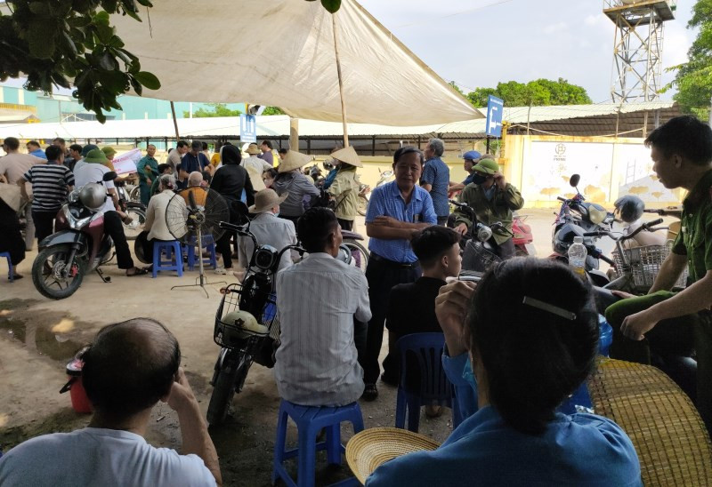 Người dân bức xúc vì tình trạng ô nhiễm môi trường nên đã chặn đường vào công ty khiến chính quyền địa phương phải vào cuộc giải quyết.