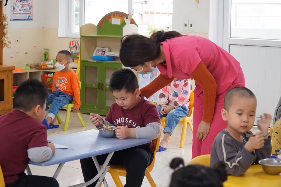 Cơ sở mầm non tư thục tại Nghệ An ngoài tổ chức bán trú còn cho trẻ ăn sáng tại trường, giờ giấc đón - trả trẻ linh hoạt.