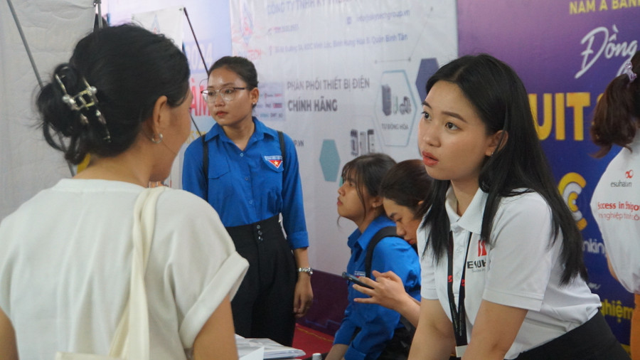 Đại diện doanh nghiệp trao đổi với sinh viên, người lao động. Ảnh: Lê Nam