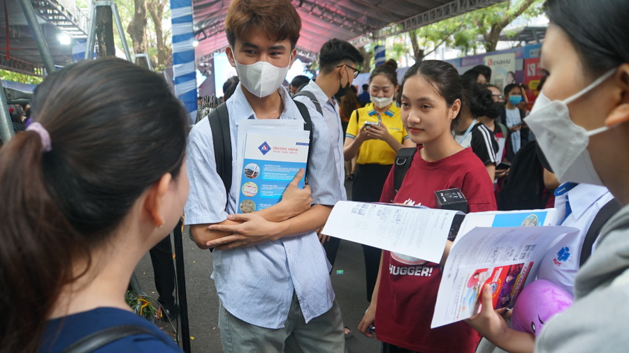 Sinh viên nghe chia sẻ kinh nghiệm về việc làm. Ảnh: Lê Nam