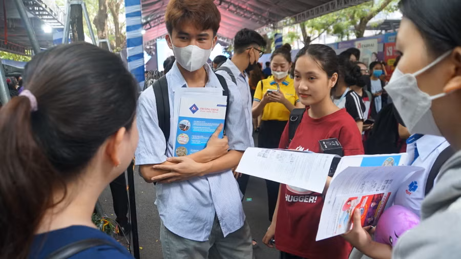 Sinh viên nghe chia sẻ kinh nghiệm về việc làm. Ảnh: Lê Nam