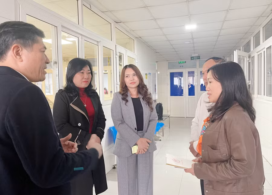 Lãnh đạo Sở GD&amp;ĐT và cơ quan chính quyền thành phố Vinh, Nghệ An trao đổi sự việc với đại diện nhà trường. Ảnh: PV