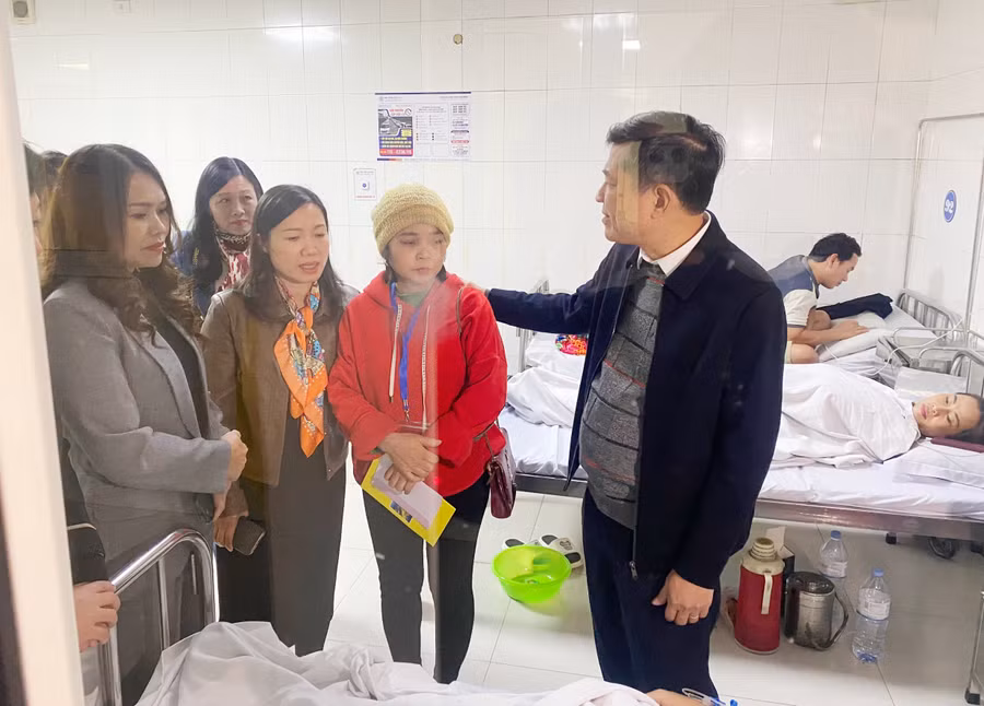 Lãnh đạo Sở GD&amp;ĐT Nghệ An động viên người thân của học sinh Trường PT Hermann Gmeiner Vinh đang điều trị tại Bệnh viện đa khoa 115. Ảnh: PV