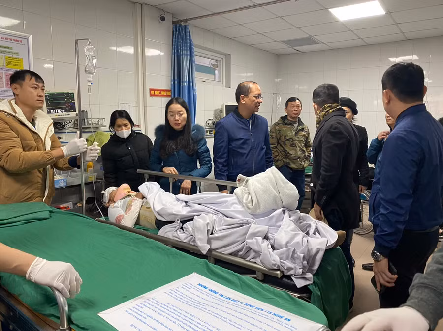 Học sinh Trường Phổ thông Trường PT Hermann Gmeiner, TP Vinh, Nghệ An bị thương, đang cấp cứu tại bệnh viện.