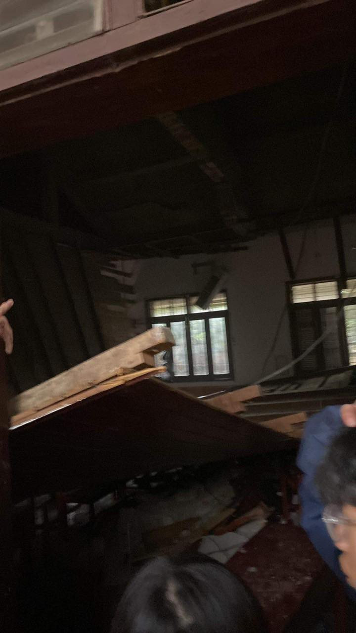 Cảnh tượng lộn xộn trong phòng học lớp 11A9 sau khi trần gỗ bị sập. (Ảnh: NVCC) Cảnh tượng lộn xộn trong phòng học lớp 11A9 sau khi trần gỗ bị sập. (Ảnh: NVCC)