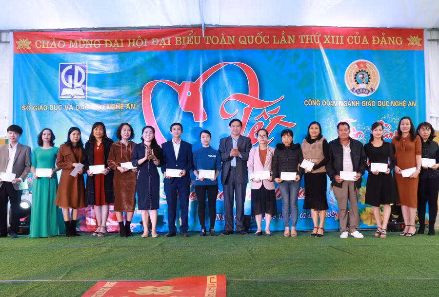 Đây là hoạt động tri ân người lao động trong ngành đã nỗ lực, phấn đấu trong năm học gặp nhiều khó khăn do ảnh hưởng dịch Covid và lũ lụt.