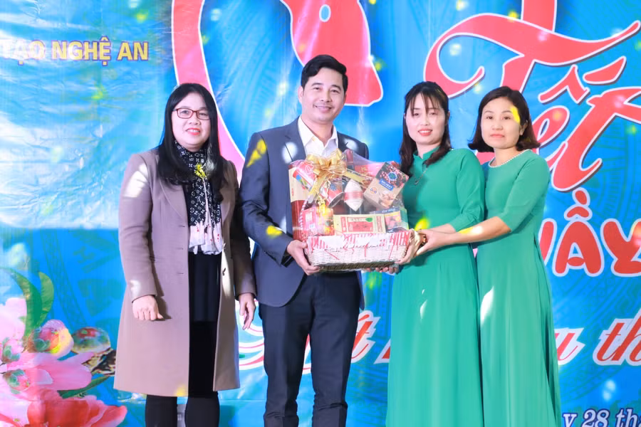 Ngành giáo dục Nghệ An tặng quà cho các Trường THPT ngoài công lập.