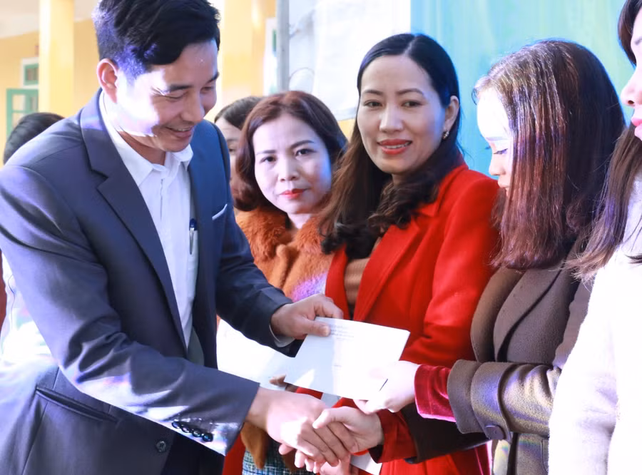 Ông Đặng Văn Hải tặng quà tết cho cán bộ, nhà giáo trường THPT ngoài công lập các huyện Thanh Chương, Nam Đàn, Đô Lương, Hưng Nguyên, Nghi Lộc.