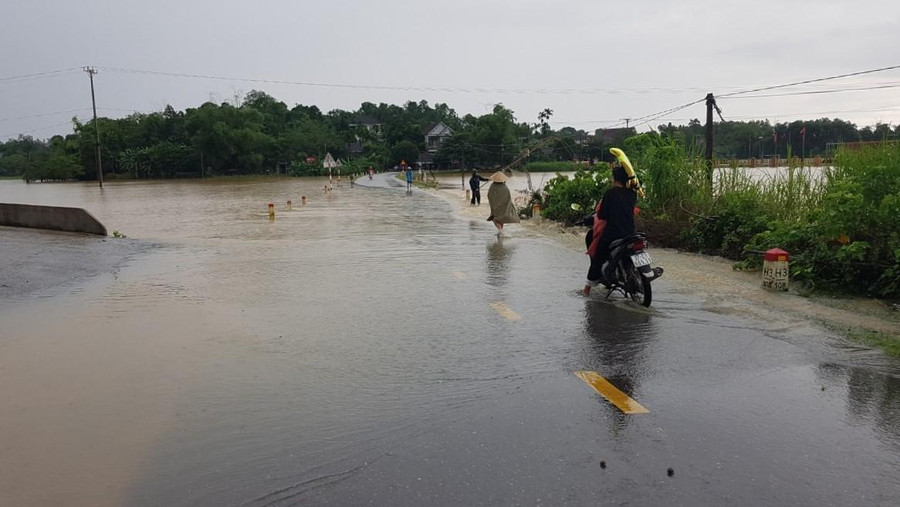 Nhiều tuyến đường tại các địa phương của Nghệ An bị ngập sâu do mưa lớn suốt đêm 28/9. Nhiều tuyến đường tại các địa phương của Nghệ An bị ngập sâu do mưa lớn suốt đêm 28/9.
