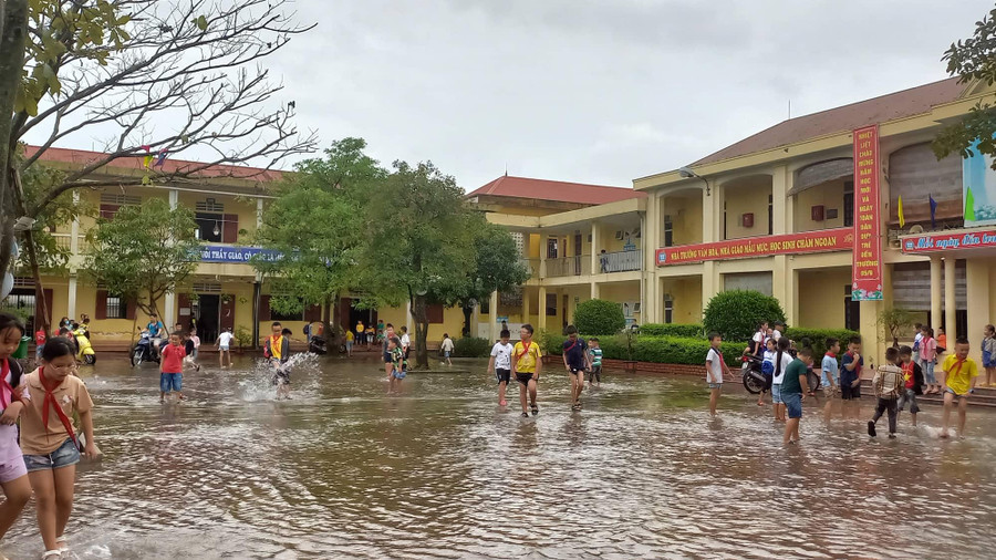 Hơn 300 trường tại Nghệ An cho học sinh nghỉ học, trong đó nhiều trường bị nước tràn vào ngập sân và khuôn viên. Hơn 300 trường tại Nghệ An cho học sinh nghỉ học, trong đó nhiều trường bị nước tràn vào ngập sân và khuôn viên.