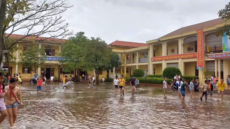 Hơn 300 trường tại Nghệ An cho học sinh nghỉ học, trong đó nhiều trường bị nước tràn vào ngập sân và khuôn viên.