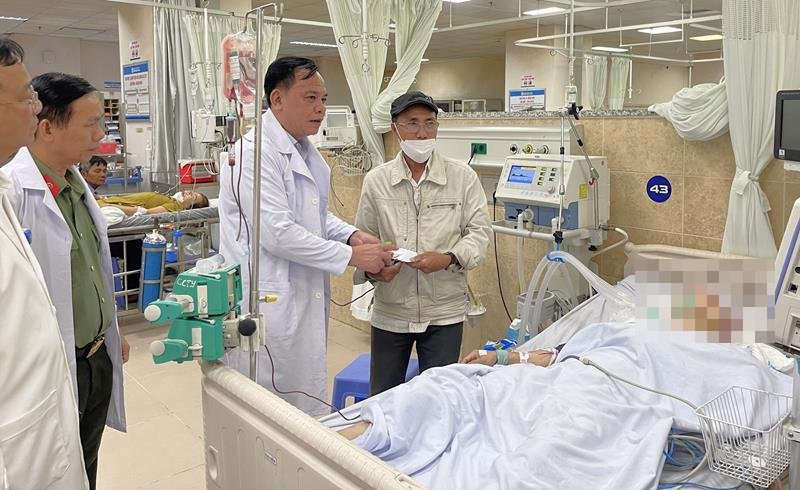 Quyền Chủ tịch UBND tỉnh Đồng Nai Võ Tấn Đức hỏi thăm các nạn nhân bị thương trong vụ tai nạn. (Ảnh: H.P) Quyền Chủ tịch UBND tỉnh Đồng Nai Võ Tấn Đức hỏi thăm các nạn nhân bị thương trong vụ tai nạn. (Ảnh: H.P)