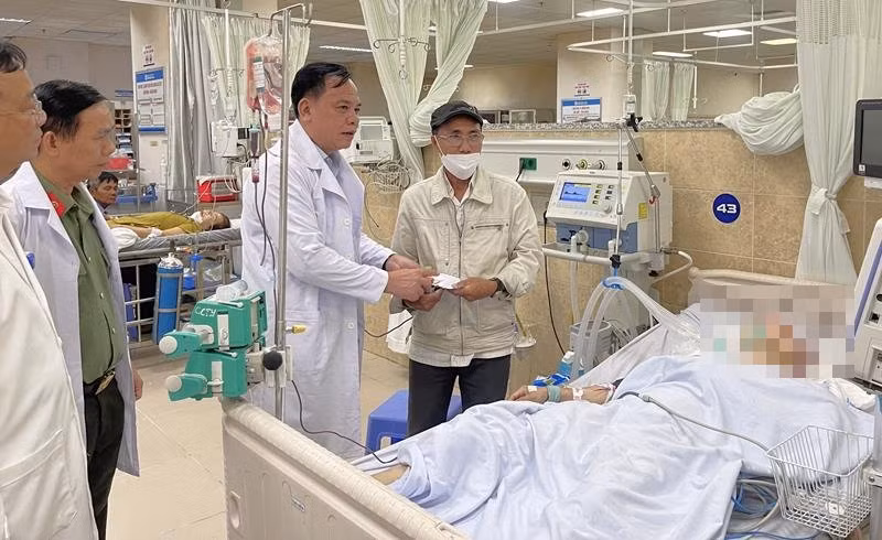 Quyền Chủ tịch UBND tỉnh Đồng Nai Võ Tấn Đức hỏi thăm các nạn nhân bị thương trong vụ tai nạn. (Ảnh: H.P)