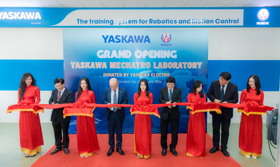 Đại diện nhà trường và Tập đoàn Yaskawa cắt băng khánh thành phòng thí nghiệm. Ảnh: HCMUTE Đại diện nhà trường và Tập đoàn Yaskawa cắt băng khánh thành phòng thí nghiệm. Ảnh: HCMUTE