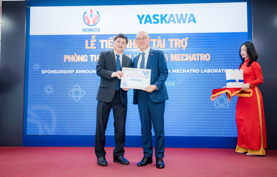 Nhà trường tiếp nhận tài trợ từ Tập đoàn Yaskawa. Ảnh: HCMUTE Nhà trường tiếp nhận tài trợ từ Tập đoàn Yaskawa. Ảnh: HCMUTE