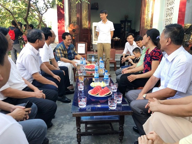 Đại diện gia đình em Vũ Đức Anh cảm ơn Trường ĐH Bách khoa Hà Nội về suất học bổng nhiều ý nghĩa Đại diện gia đình em Vũ Đức Anh cảm ơn Trường ĐH Bách khoa Hà Nội về suất học bổng nhiều ý nghĩa