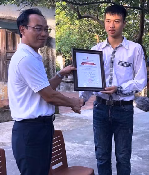PGS.TS Hoàng Minh Sơn - Hiệu trưởng Trường ĐH Bách khoa Hà Nội trao chứng nhận học bổng cho em Vũ Đức Anh. PGS.TS Hoàng Minh Sơn - Hiệu trưởng Trường ĐH Bách khoa Hà Nội trao chứng nhận học bổng cho em Vũ Đức Anh.