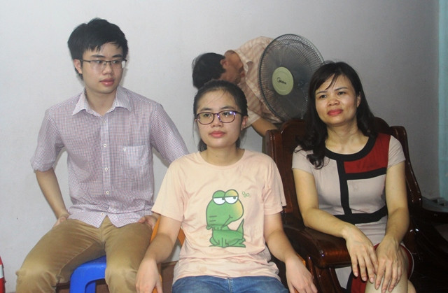 Khánh Linh cùng mẹ và anh trai tại nhà riêng.