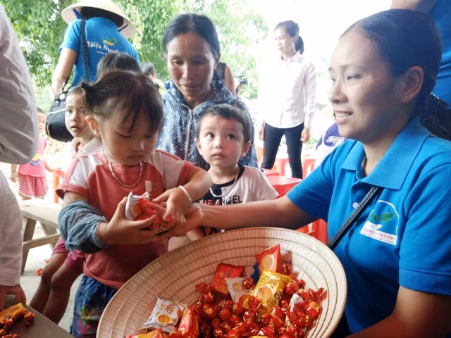 Phát quà cho các em nhỏ