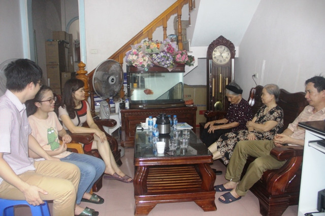 Khánh Linh bên người thân trong gia đình.