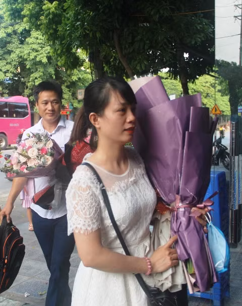 Cô giáo, người thân mang hoa đến chúc mừng Khánh Linh.