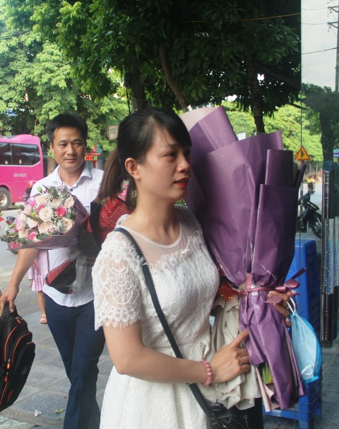 Cô giáo, người thân mang hoa đến chúc mừng Khánh Linh.