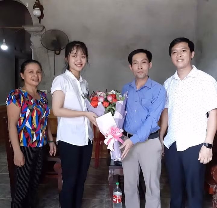 Đại diện trường THPT Vĩnh Chân đến chúc mừng thí sinh Ngô Thu Hường.