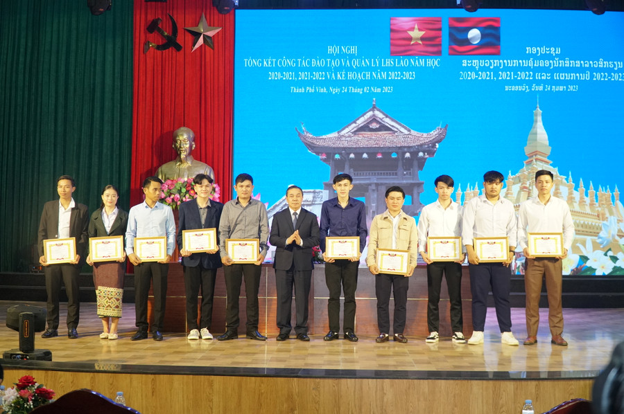 Đại sứ quán Lào khen thưởng cho các lưu học sinh tại Việt Nam đạt thành tích xuất sắc trong 2 năm học 2020-2021 và 2021-2022. Ảnh: Hồ Lài.