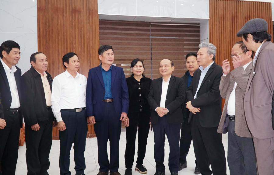 Ông Nguyễn Hồng Sơn – Phó Chủ tịch Trung ương Hội khuyến học trao đổi với các đại biểu tham gia lớp tập huấn. Ảnh: Hồ Lài. Ông Nguyễn Hồng Sơn – Phó Chủ tịch Trung ương Hội khuyến học trao đổi với các đại biểu tham gia lớp tập huấn. Ảnh: Hồ Lài.